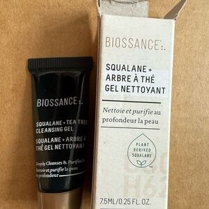 Biossance Squalane + Tea Tree Cleansing Gel - Black and White